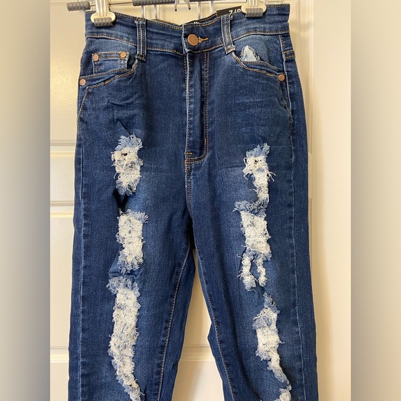 FASHION NOVA RIPPED BLUE JEANS SIZE 7/8 - Picture 2 of 9